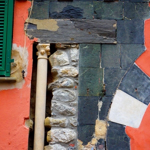 Montage bizarre de pierres, colonne et briques - Italie  - collection de photos clin d'oeil, catégorie rues
